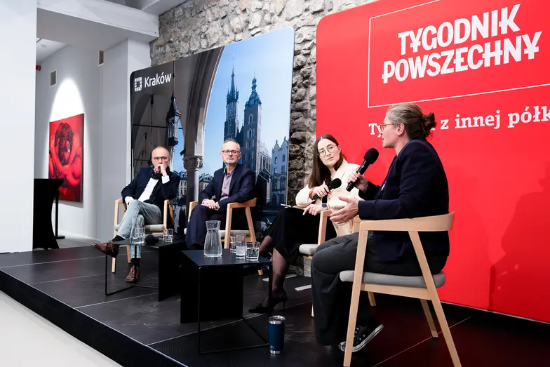 W rozmowie prowadzonej przez Ewelinę Burdę udział wzięli Agnieszka Lichnerowicz, Sławomir Mokrzycki i Marek Kęskrawiec. Debata „Kraków – wspólnota kultury”, organizowana przez Tygodnik Powszechny w Bunkrze Sztuki. Kraków, 29 kwietnia 2026 r. // Fot. Sylwia Śliwka