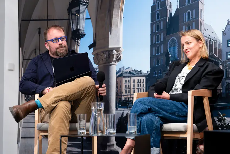 Wojciech Brzeziński i Katarzyna Nicholson podczas debaty „Kraków – wspólnota kultury”, organizowana przez Tygodnik Powszechny w Bunkrze Sztuki. Kraków, 29 kwietnia 2026 r. // Fot. Sylwia Śliwka