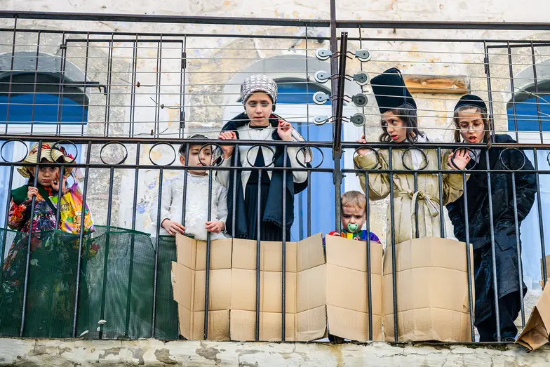 Dzieci obserwują obchody święta Purim w ultraortodoksyjnej dzielnicy Mea Szearim. Jerozolima, 4 marca 2026 r. // Fot. Alexi J. Rosenfeld / Getty ImagesUltraortodoksyjne dzieci obserwują obchody święta Purim w dzielnicy Mea Szarimon Jerozolima 4 marca 2026 r. // Fot. Alexi J. Rosenfeld / Getty Images