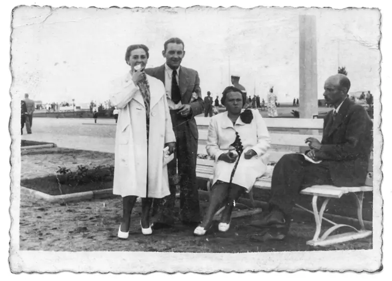 Leon Sowiński z żoną Marią (stoją) oraz Aleksy Jendryczka i jego żona Gertruda w Gdyni, 1939 r. // Archiwum rodzinne Christiana i Jerzego Sowińskich