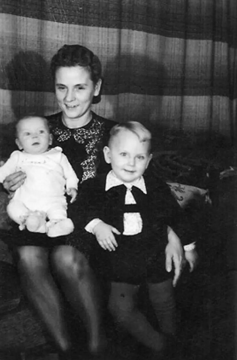Maria Sowińska z synami, Jerzym i Christianem, 1943 r. // Archiwum rodzinne Christiana i Jerzego Sowińskich