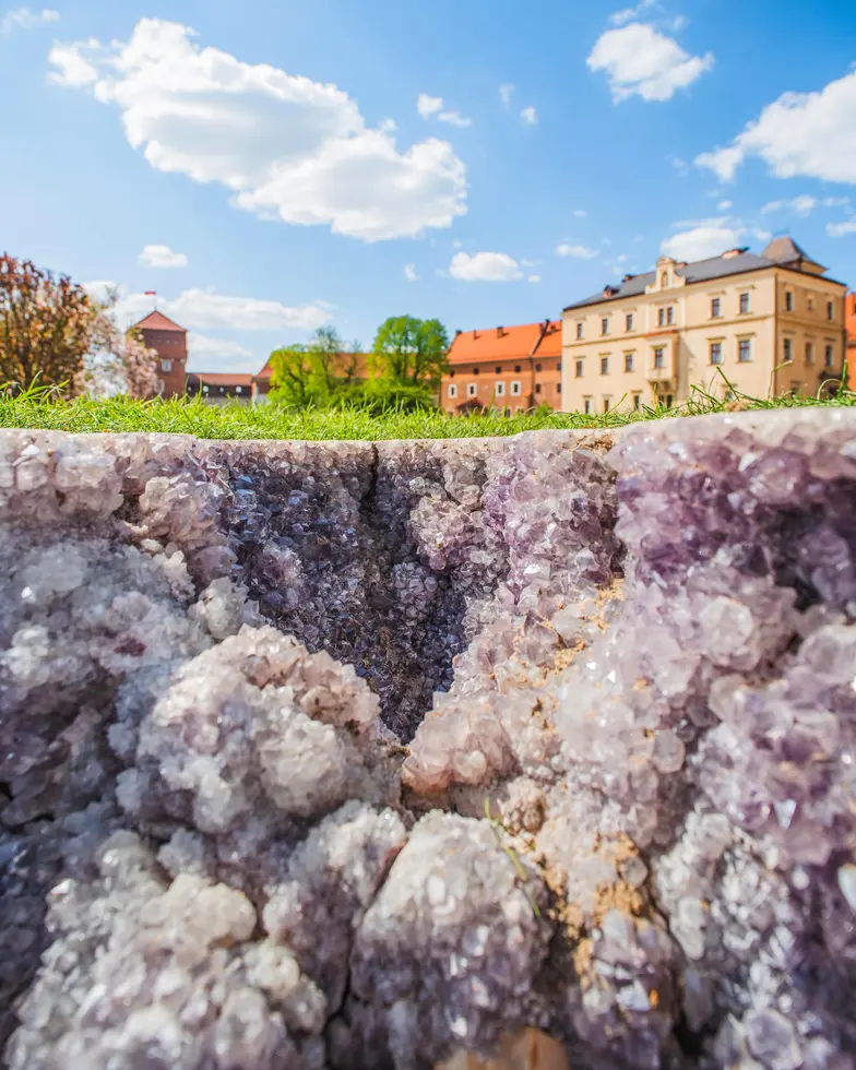 Instalacja „Wkrótce wszystko się zmieni”, geoda wypełniona ametystami zakopana w sąsiedztwie rezerwatu archeologicznego Zamku Królewskiego na Wawelu // Fot. Jeremi Dobrzański / Zamek Królewski na Wawelu