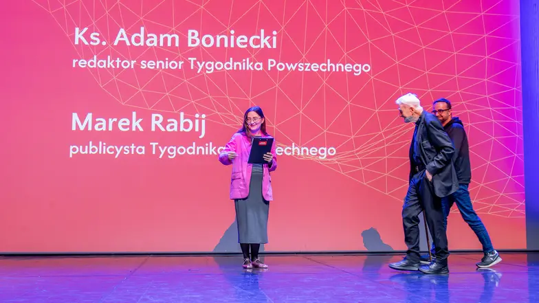 Senior w czasach cyfrowego szumu. Konferencja „Tygodnik Trzeciego Wieku”. Na zdjęciu: zastępczyni redaktora naczelnego Ewelina Burda redaktor senior ks. Adam Boniecki oraz Marek Rabij. Kraków, 8 maja 2026 r. // Fot. Jakub Starzyk