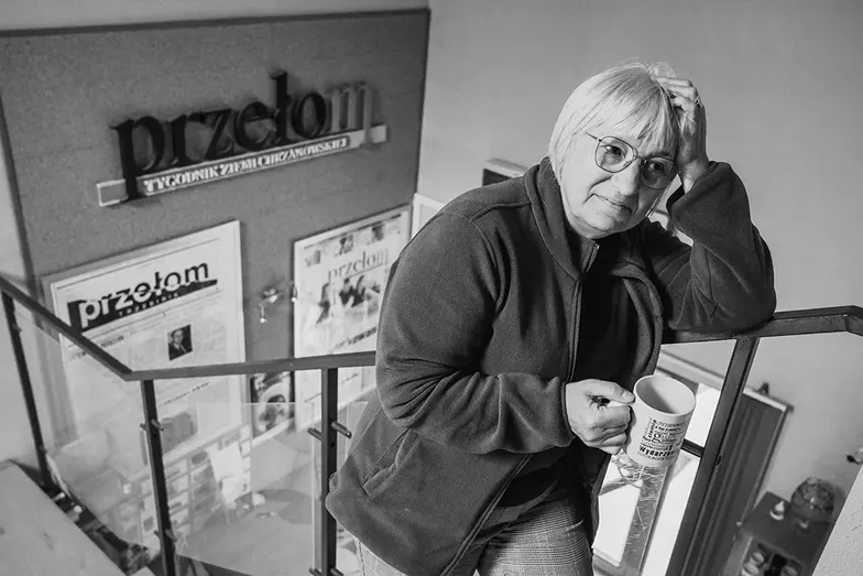 Alicja Molenda, założycielka gazety „Przełom”, 2025 r., zdjęcie z książki Andrzeja Andrysiaka i Jacka Pawłowskiego „My, lokalni” // Fot. Adam Wołosz / Fundacja Media Forum Alicja Molenda, założycielka gazety „Przełom”, 2025 r., zdjęcie z książki Andrzeja Andrysiaka i Jacka Pawłowskiego „My, lokalni” // Fot. Adam Wołosz / Fundacja Media Forum