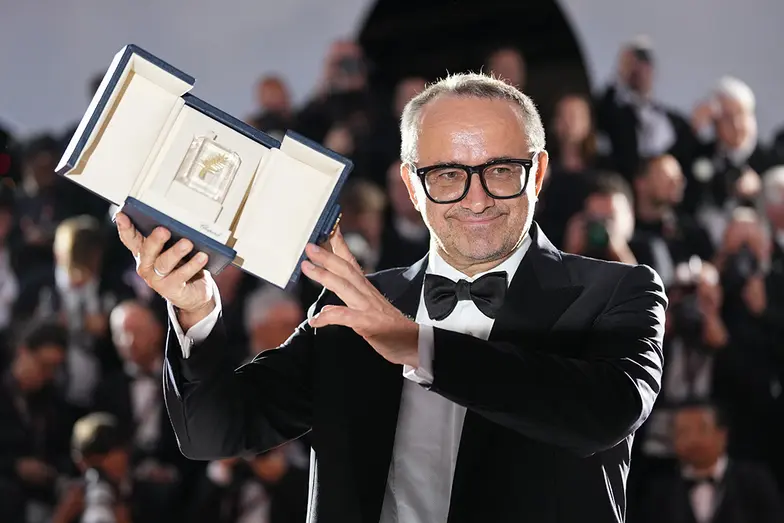 Andriej Zwiagincew z nagrodą Grand Prix za film „Minotaur”. Festiwal Filmowy w Cannes, 23 maja 2026 r. // Fot. Scott A Garfitt / Invision / East News Andriej Zwiagincew z nagrodą Grand Prix za film „Minotaur”. Festiwal Filmowy w Cannes, 23 maja 2026 r. // Fot. Scott A Garfitt / Invision / East News