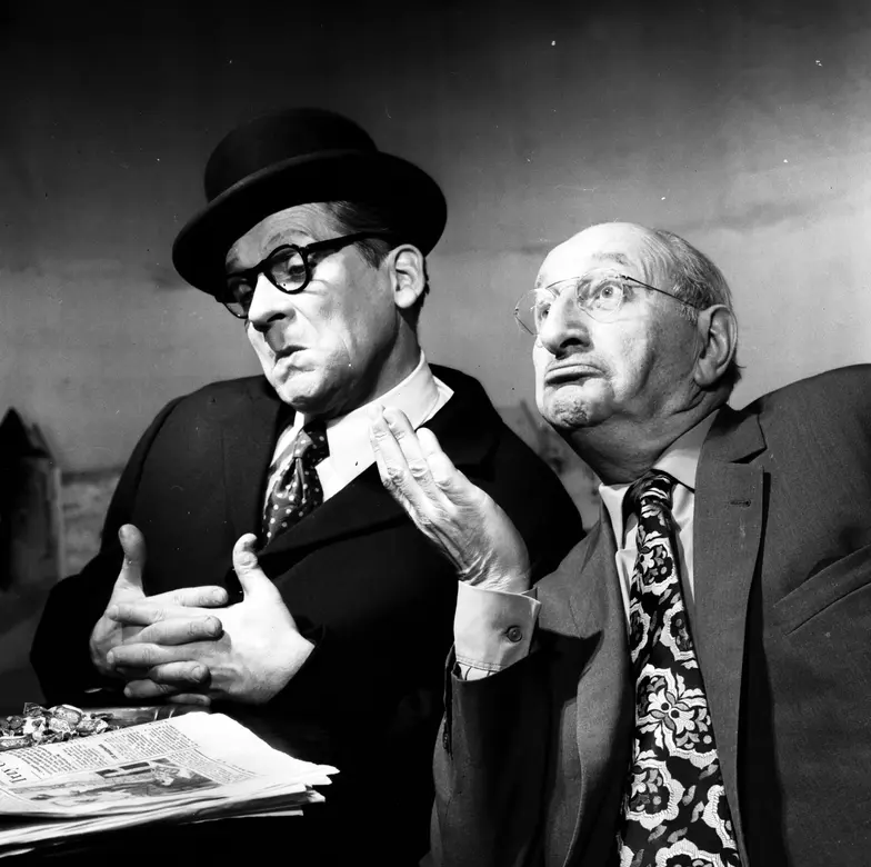 Kazimierz Krukowski (po prawej) z Jerzym Bielenią w sztuce "Miasto cudów", Teatr Syrena, 1973 r. // Narodowe Archiwum Cyfrowe Kazimierz Krukowski (po prawej) z Jerzym Bielenią w sztuce "Miasto cudów", Teatr Syrena, 1973 r. // Narodowe Archiwum Cyfrowe