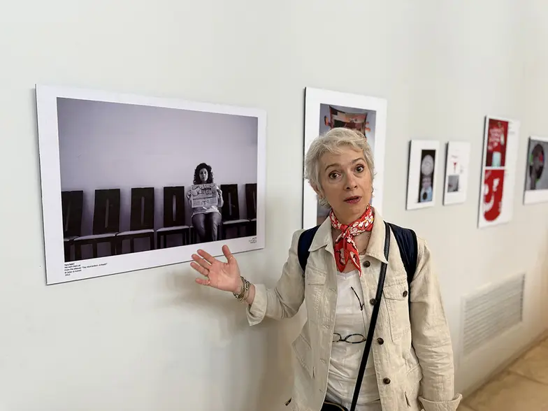 Sana Yazigi oprowadza po wystawie „Aresztowani i zaginieni” w Muzeum Narodowym w Damaszku. Na zdjęciu widocznym w tle aktorka Yara Sabri trzyma odwróconą gazetę rządzącej Syrią partii Baas, co miało symbolizować obalanie kłamstw Asada // Fot. Miłka Fijałkowska 