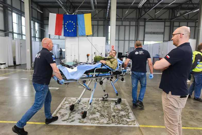 Serhij z Odessy, pacjent hubu medycznego, przed odlotem na dalsze leczenie w Europie. Jasionka, 5 maja 2026 r. // Fot. Jacek Taran Serhij z Odessy, pacjent hubu medycznego, przed odlotem na dalsze leczenie w Europie. Jasionka, 5 maja 2026 r. // Fot. Jacek Taran