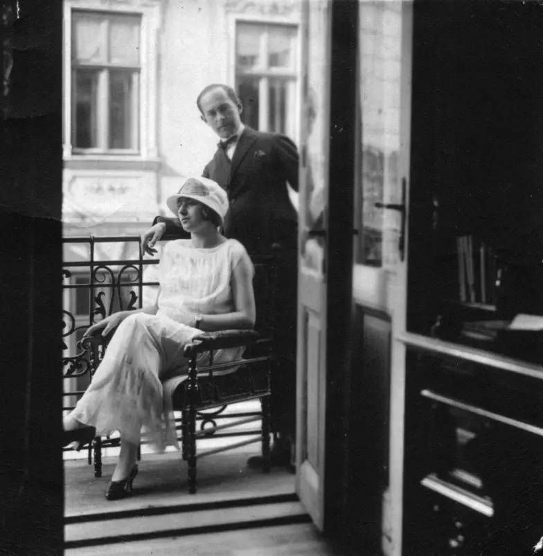 Józef i Halina (z zawodu nauczycielka, rodem z Łodzi) pobrali się w 1924 r. Tu na zdjęciu wkrótce po ślubie, w ukochanym Lwowie pisarza // Muzeum Literatury / PAP Józef i Halina (z zawodu nauczycielka, rodem z Łodzi) pobrali się w 1924 r. Tu na zdjęciu wkrótce po ślubie, w ukochanym Lwowie pisarza // Muzeum Literatury / PAP