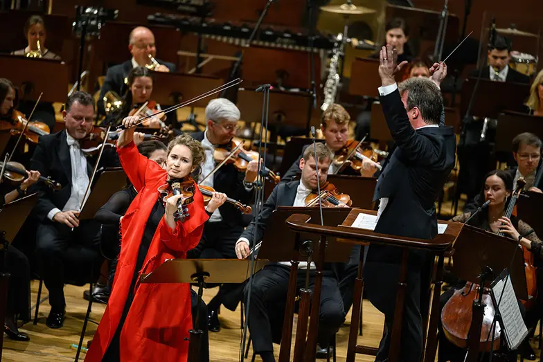 Patricia Kopatchinskaja i dyrygent Jakub Hrůša, koncert z Filharmonikami Czeskimi // Fot. Petra Hajská / Praska Wiosna Patricia Kopatchinskaja i dyrygent Jakub Hrůša, koncert z Filharmonikami Czeskimi // Fot. Petra Hajská / Praska Wiosna