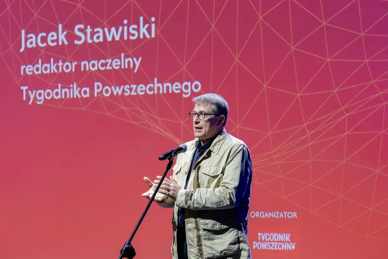 Redaktor naczelny „Tygodnika Powszechnego” Jacek Stawiski otwiera konferencję „Tygodnik Trzeciego Wieku”. Kraków, 8 maja 2026 r. // Fot. Jakub Starzyk 