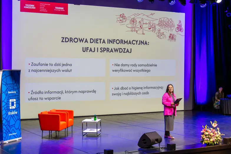 Ewelina Burda podczas panelu o fake newsach i zdrowej diecie informacyjnej na konferencji „Tygodnik Trzeciego Wieku”. Kraków, 8 maja 2026 r. // Fot. Jakub Starzyk 