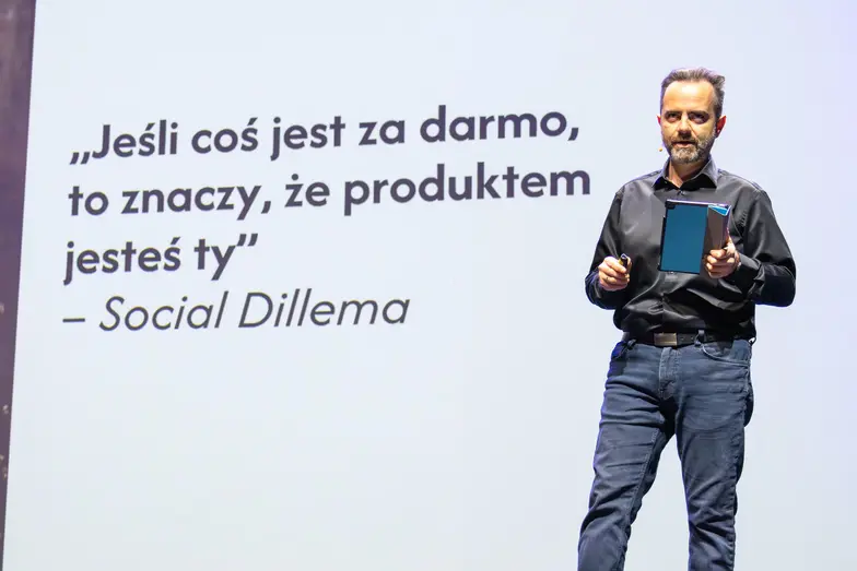 Michał Kuźmiński podczas panelu o mediach społecznościowych na konferencji „Tygodnik Trzeciego Wieku”. Kraków, 8 maja 2026 r. // Fot. Jakub Starzyk 