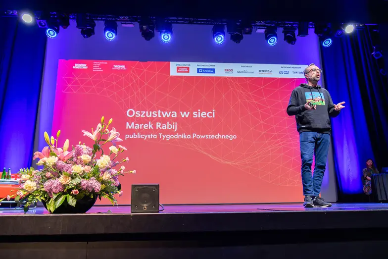 Marek Rabij podczas panelu o oszustwach w sieci na konferencji „Tygodnik Trzeciego Wieku”. Kraków, 8 maja 2026 r. // Fot. Jakub Starzyk 