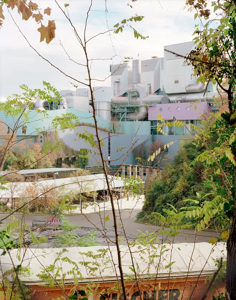 Annette Kelm, z cyklu Travertinsäulen, Recyclingpark Neckartal, Sommer // Miesiąc Fotografii w Krakowie Annette Kelm, z cyklu Travertinsäulen, Recyclingpark Neckartal, Sommer // Miesiąc Fotografii w Krakowie