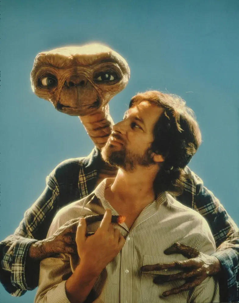 Steven Spielberg z E.T., 1982 r. // Fot. Mark Sennet / Getty Images