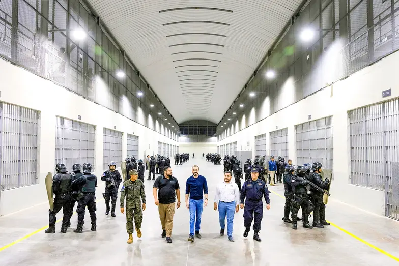 Prezydent Nayib Bukele (w środku) wizytuje nowo otwarte ciężkie więzienie w pobliżu miasta Tecoluca. Salwador, 1 lutego 2023 r. // El Salvador's presidency press office / AFP / East News Prezydent Nayib Bukele (w środku) wizytuje nowo otwarte ciężkie więzienie w pobliżu miasta Tecoluca. Salwador, 1 lutego 2023 r. // El Salvador's presidency press office / AFP / East News