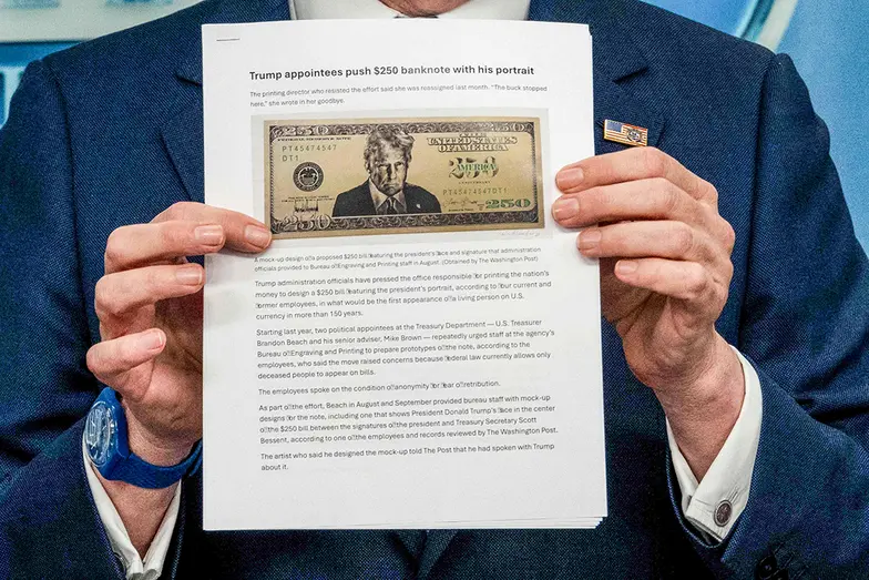Projekt banknotu o nominale 250 dolarów z wizerunkiem Donalda Trumpa przygotowywany na 250-lecie powstania USA. Waszyngton, 28 maja 2026 r. // Fot. Kent Nishimura / AFP / East News Projekt banknotu o nominale 250 dolarów z wizerunkiem Donalda Trumpa przygotowywany na 250-lecie powstania USA. Waszyngton, 28 maja 2026 r. // Fot. Kent Nishimura / AFP / East News