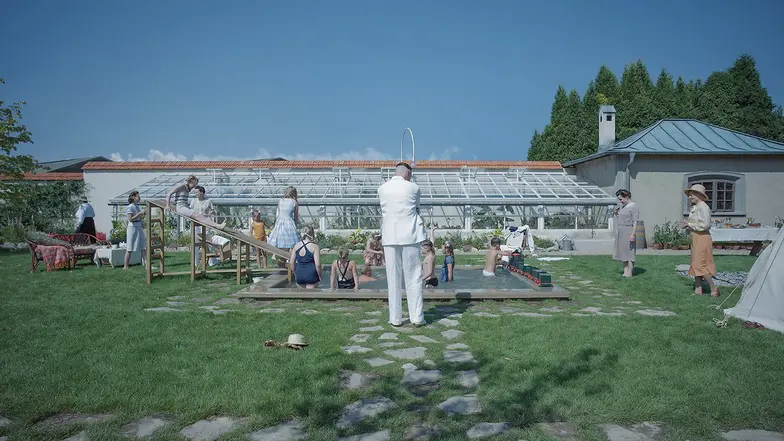 W „Strefie interesów” zastosowano system wielu ukrytych kamer rozmieszczonych w przestrzeni domu i ogrodu rodziny Hössów. Film „Strefa interesów”, reż. Jonathan Glazer // materiały prasowe W „Strefie interesów” zastosowano system wielu ukrytych kamer rozmieszczonych w przestrzeni domu i ogrodu rodziny Hössów. Film „Strefa interesów”, reż. Jonathan Glazer // materiały prasowe