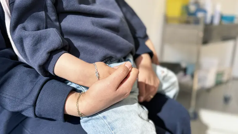 3 letni Ali li będzie miał wkrótce drugą operację rekonstrukcji kości czaszki. Chłopczyk nie chodzi, nie mówi. Matka nosi go na rękach // Fot. Miłka Fijałkowska 3 letni Ali li będzie miał wkrótce drugą operację rekonstrukcji kości czaszki. Chłopczyk nie chodzi, nie mówi. Matka nosi go na rękach // Fot. Miłka Fijałkowska