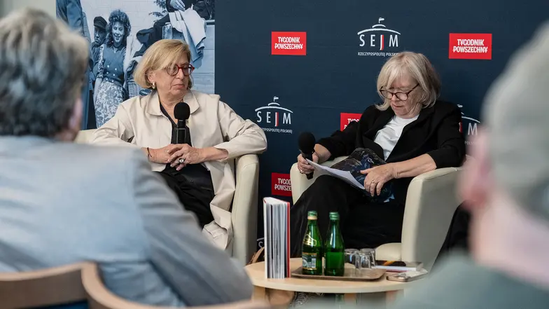 Prof. Agata Pankiewicz, prof. Marta Leśniakowska na konferencji „Ziemie Zachodnie i Północne”, zorganizowanej przez „Tygodnik Powszechny” i Sejm RP. Warszawa, 15 czerwca 2026 r. // Fot. Bartosz Nehring / Kancelaria Sejmu Prof. Agata Pankiewicz, prof. Marta Leśniakowska na konferencji „Ziemie Zachodnie i Północne”, zorganizowanej przez „Tygodnik Powszechny” i Sejm RP. Warszawa, 15 czerwca 2026 r. // Fot. Bartosz Nehring / Kancelaria Sejmu