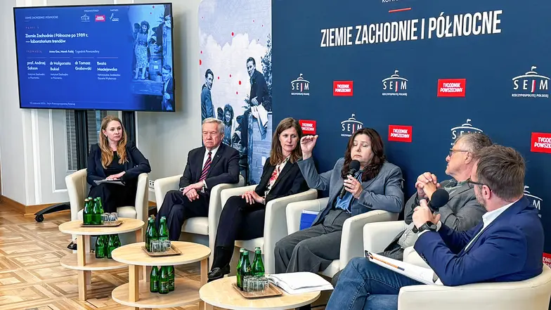 Anna Goc, prof. Andrzej Sakson, dr Małgorzata Bukiel, Beata Maciejewska, dr Tomasz Grabowski i Marek Rabij na konferencji „Ziemie Zachodnie i Północne”, zorganizowanej przez „Tygodnik Powszechny” i Sejm RP. Warszawa, 15 czerwca 2026 r. // Fot. Barbara Ziajka Anna Goc, prof. Andrzej Sakson, dr Małgorzata Bukiel, Beata Maciejewska, dr Tomasz Grabowski i Marek Rabij na konferencji „Ziemie Zachodnie i Północne”, zorganizowanej przez „Tygodnik Powszechny” i Sejm RP. Warszawa, 15 czerwca 2026 r. // Fot. Barbara Ziajka