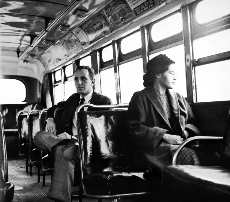 Rosa Parks, amerykańska działaczka na rzecz praw obywatelskich, siedzi z przodu autobusu publicznego (dawniej „tylko dla białych”) w Montgomery. Za nią siedzi reporter Nicholas C. Criss. Alabama, 21 grudnia 1956 r. // Fot. Alamy / Be&W Rosa Parks, amerykańska działaczka na rzecz praw obywatelskich, siedzi z przodu autobusu publicznego (dawniej „tylko dla białych”) w Montgomery. Za nią siedzi reporter Nicholas C. Criss. Alabama, 21 grudnia 1956 r. // Fot. Alamy / Be&W