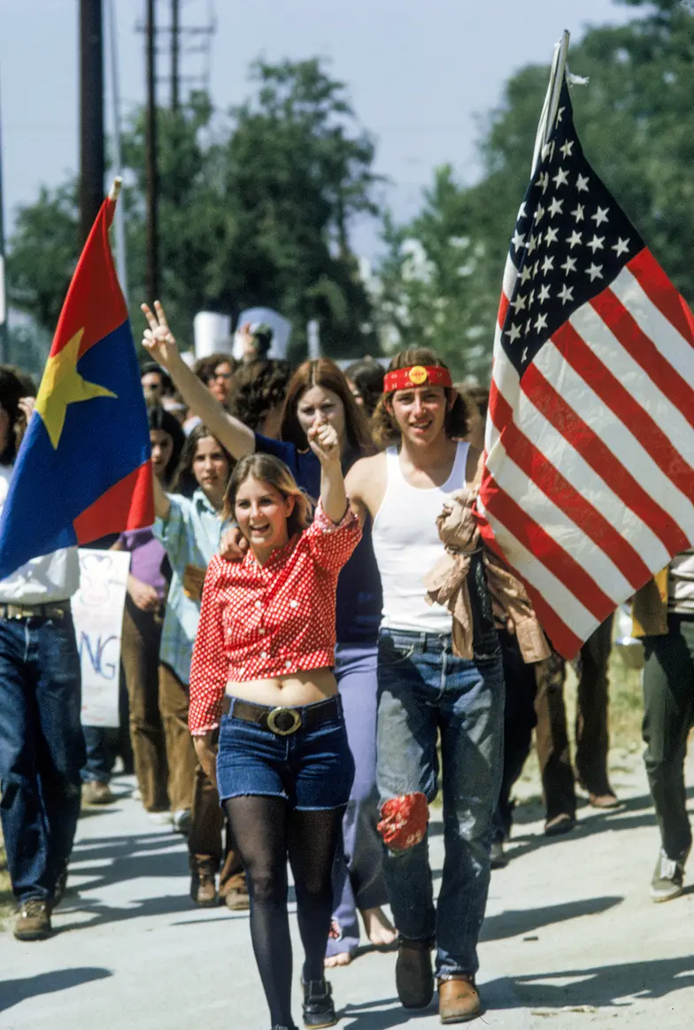 Pół wieku temu USA też obchodziły urodziny w trudnym czasie. „Kraj wychodził z afery Watergate, zakończyła się interwencja w Wietnamie. Te kwestie polaryzowały. Mieliśmy wtedy nadzieję, że obchody 200-lecia pomogą zakopać podziały. Ale teraz atmosfera jest znacznie bardziej ponura” – mówi Sean Wilentz. Na zdjęciu: studenci z Los Angeles protestują przeciw wojnie w Wietnamie, 1972 r. // Fot. Larry Dalton / Archive Photos / Getty Images