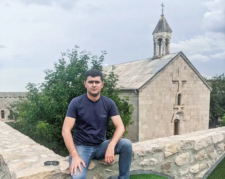Paweł opuścił Karabach jesienią 2023 r. wraz ze stu tysiącami żyjących tam Ormian. Dziś uważa, że Armenia go zdradziła. Tu na zdjęciu jeszcze w rodzinnym Stepanakercie, stolicy Karabachu. // Fot. archiwum prywatne
