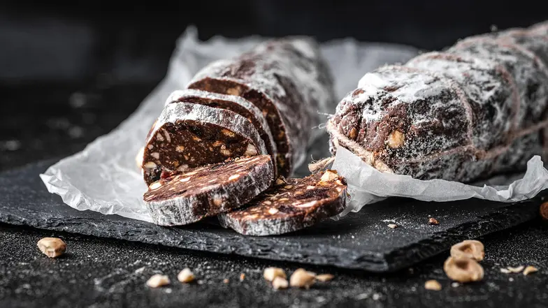 Czekoladowe salami // alexanderon / Adobe Stock 