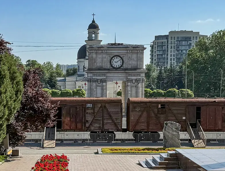 Sowieckie wagony przed siedzibą mołdawskiego rządu z wystawą o represjach w czasach ZSRR. Kiszyniów, 16 czerwca 2026 r. // Fot. Juliusz Pielichowski Sowieckie wagony przed siedzibą mołdawskiego rządu z wystawą o represjach w czasach ZSRR. Kiszyniów, 16 czerwca 2026 r. // Fot. Juliusz Pielichowski
