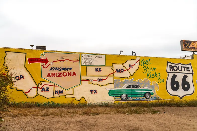 Tu jesteś: mural z mapą trasy Route 66 w Kingman, Arizona, kwiecień 2026 r. // John N / Adobe Stock