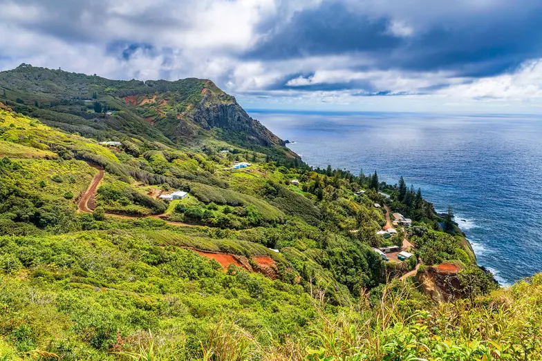Adamstown na wyspie Pitcairn, najmniejsza stolica świata // robertharding / Alamy / BE&W Adamstown na wyspie Pitcairn, najmniejsza stolica świata // robertharding / Alamy / BE&W