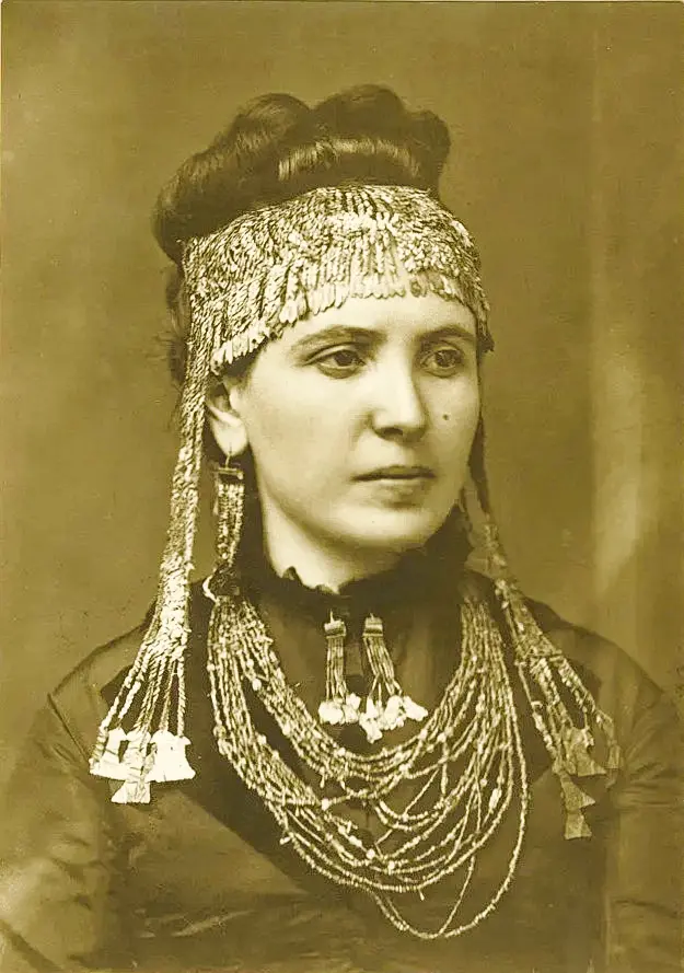 Żona Heinricha Schliemanna, Sophia, w złotej biżuterii ze „skarbu Priama” (ok. 1873) // domena publiczna Żona Heinricha Schliemanna, Sophia, w złotej biżuterii ze „skarbu Priama” (ok. 1873) // domena publiczna