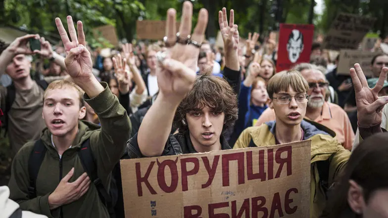 Protest przeciwko próbie ograniczenia niezależności służb antykorupcyjnych przez prezydenta Zełenskiego. Kijów, 31 lipca 2025 r. // Fot. Evgeniy Maloletka / AP / East News Protest przeciwko próbie ograniczenia niezależności służb antykorupcyjnych przez prezydenta Zełenskiego. Kijów, 31 lipca 2025 r. // Fot. Evgeniy Maloletka / AP / East News