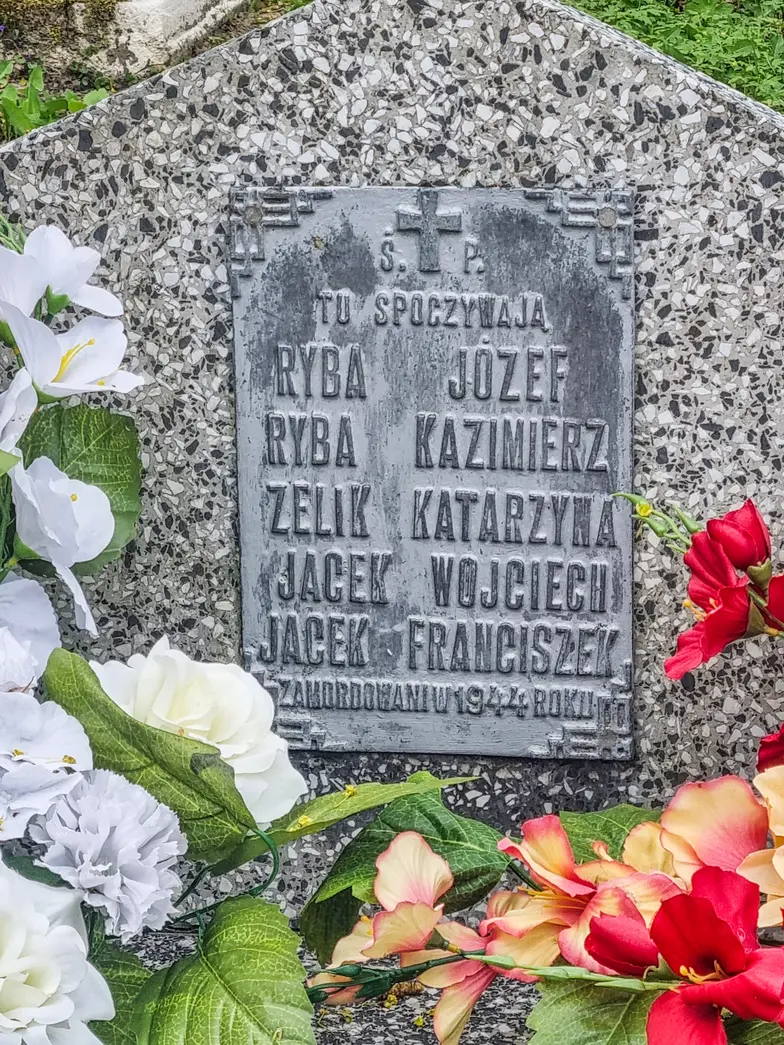 Polacy z Radruża zamordowani przez UPA zostali pochowani w kilku mogiłach. Tutaj zbiorowy grób pięciu ofiar z 1944 r. // Fot. Anna Wylegała Polacy z Radruża zamordowani przez UPA zostali pochowani w kilku mogiłach. Tutaj zbiorowy grób pięciu ofiar z 1944 r. // Fot. Anna Wylegała