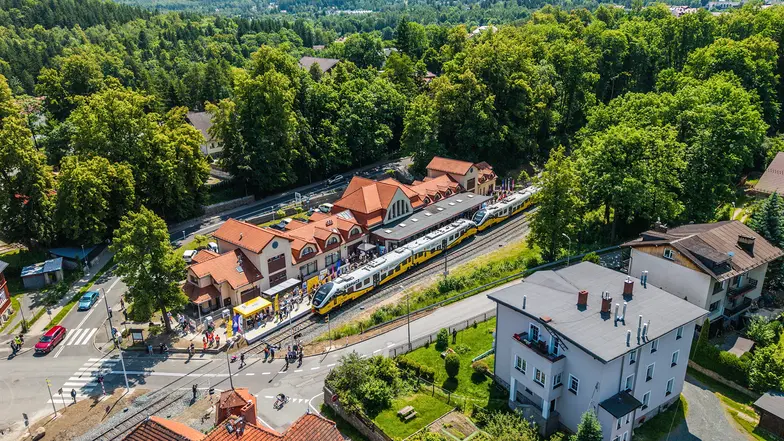Zrewitalizowane połączenie kolejowe na Dolnym Śląsku. Karpacz, 13 czerwca 2025 r. // Fot. Krzysztof Zatycki / Agencja Wyborcza.pl