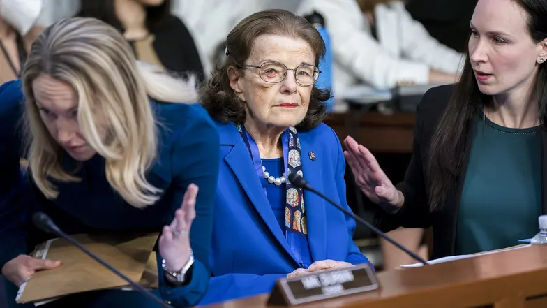 Dianne Feinstein, senatorka z Partii Demokratycznej, w otoczeniu asystentek na posiedzeniu senackiej komisji sądownictwa, maj 2023 r. Feinstein nie chciała odejść z Senatu mimo kłopotów z pamięcią i częstych nieobecności na obradach komisji, przez co nie mogła ona rozpatrzyć wielu nominacji sędziowskich Joego Bidena. Senatorka zmarła we wrześniu 2023 r., w wieku 90 lat. // Fot. J. Scott Applewhite / Getty Images