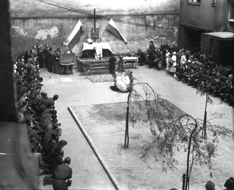 Msza polowa w podwórzy kamienicy przy ul. Poznańskiej 12. Warszawa, 15 sierpnia 1944 r. // Fot. Wacław Loth / ze zbiorów Muzeum Powstania Warszawskiego 