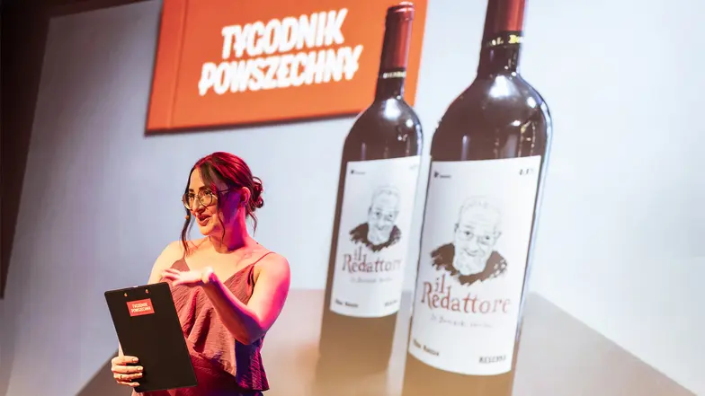 92. Benefis ks. Adama Bonieckiego. N/z zastępczyni redaktora naczelnego Ewelina Burda podczas konkursu wiedzy o jubilacie, w tle nagroda – wino „Il Redattore” // Fot. Grażyna Makara
