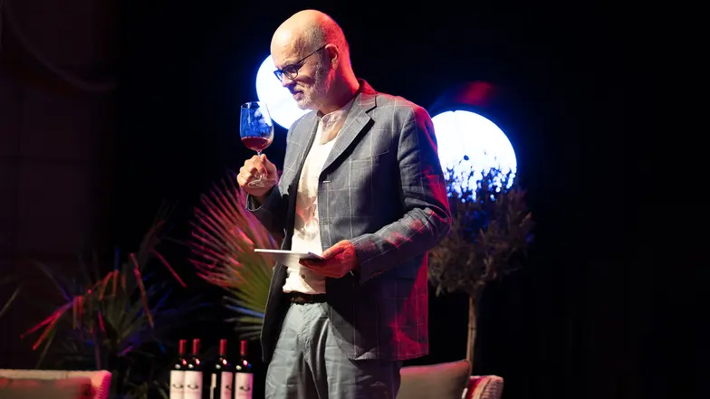 92. Benefis ks. Adama Bonieckiego. N/z Piotr Mucharski podczas konkursu wiedzy o jubilacie, nagroda – wino „Il Redattore // Fot. Grażyna Makara