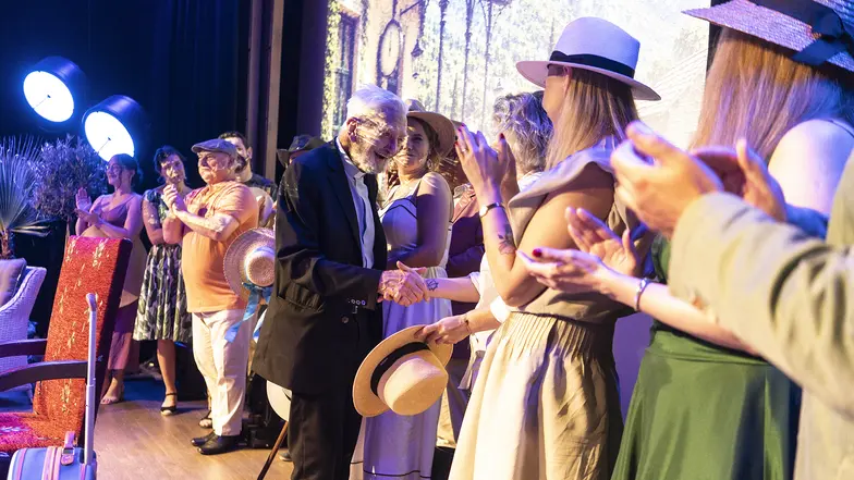 92. Benefis ks. Adama Bonieckiego. Wielki finał benefisu. Na scenie solenizant, aktorzy Teatru Bagatela i zespół „Tygodnika Powszechnego” // Fot. Grażyna Makara