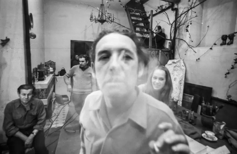 Andrzej Wajda na Planie filmu „Polowanie na muchy", na drugim planie Małgorzata Braunek, 18 listopada 1968 r. // Fot. Piotr Kwiatkowski / PAP