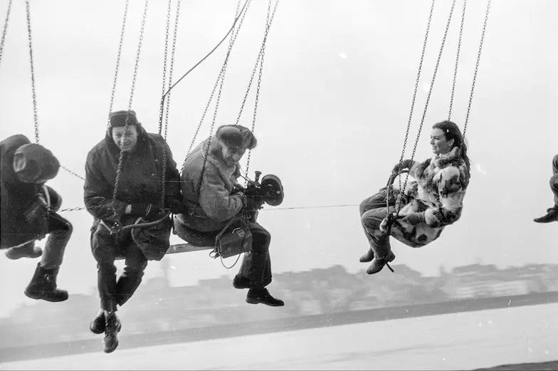 „Wszystko na sprzedaż" , scena na karuzeli, film w reżyserii Andrzeja Wajdy z 1968 r. // Fot Narodowe Archiwum Cyfrowe