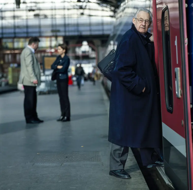 Andrzej Wajda na dworcu w Lyonie, 1 marca 2000 r. // Fot. Catherine Cabrol / Kipa / Sygma / Getty Images