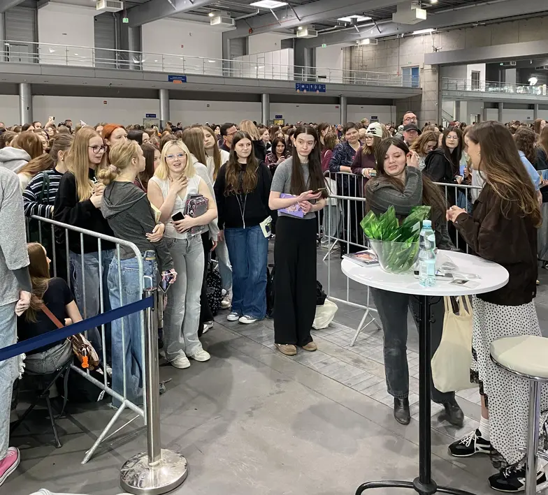 Spotkanie z autorką książek dla młodzieży Weroniką Marczak podczas targów książki w Poznaniu, 14 marca 2026 r. // Fot. Archiwum prywatne autorki Weronika Marczak