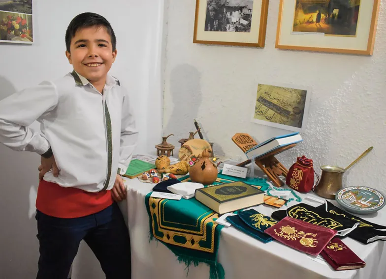Jusuf wita gości w małym muzeum historii i kultury Tatarów Krymskich. / Drohobycz, październik 2018 r. / SULFIYE ABIBULAEWA Jusuf wita gości w małym muzeum historii i kultury Tatarów Krymskich. / Drohobycz, październik 2018 r. / SULFIYE ABIBULAEWA