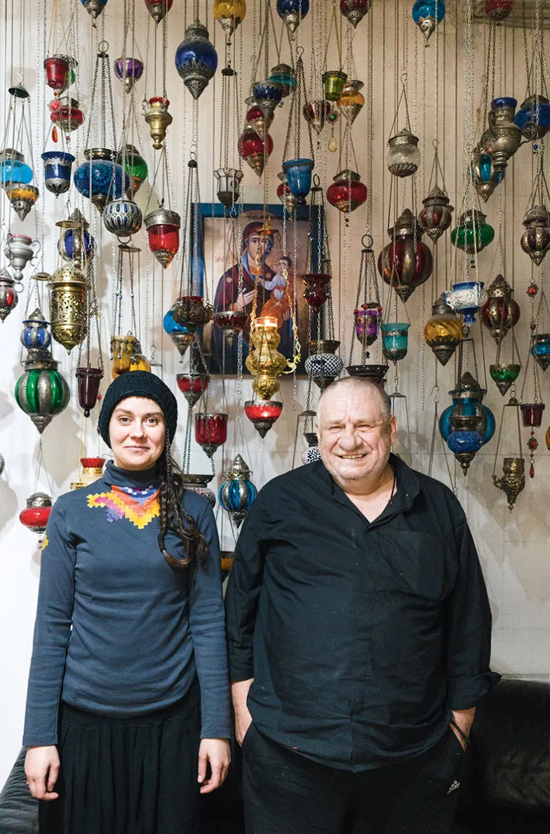 Karolina Cicha z malarzem Leonem Tarasewiczem w Waliłach k. Białegostoku, wiosna 2019 r. / FOT. GRAŻYNA MAKARA Karolina Cicha z malarzem Leonem Tarasewiczem w Waliłach k. Białegostoku, wiosna 2019 r. / FOT. GRAŻYNA MAKARA