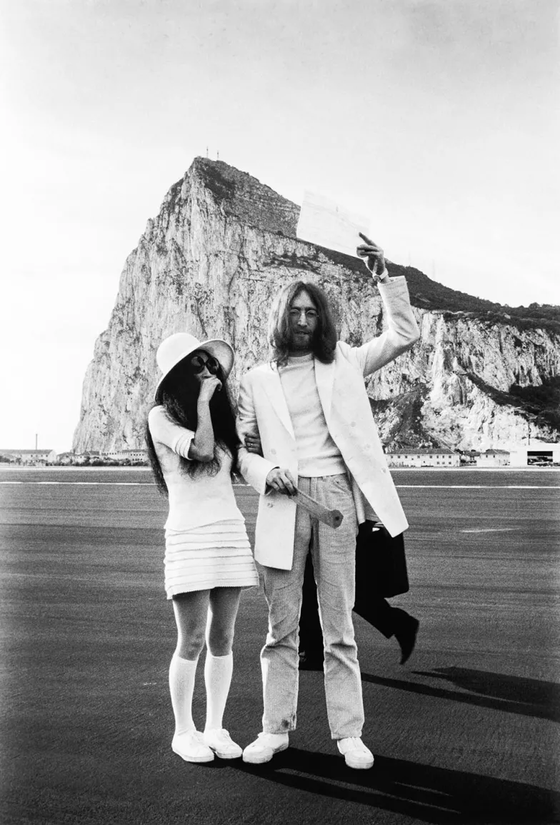 Yoko Ono i John Lennon – po ślubie na Gibraltarze, marzec 1969 r. / fot. Getty Images