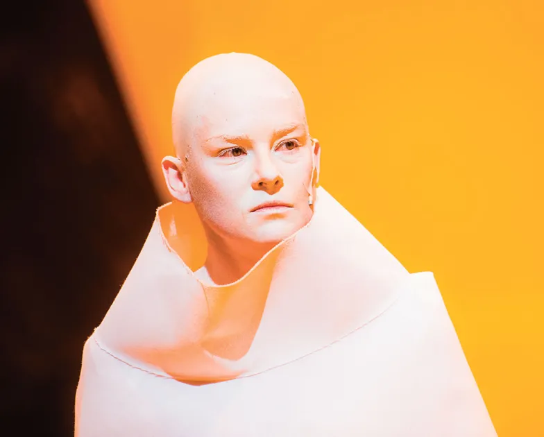 Agnieszka Podsiadlik jako Prospero, „2020: Burza”, spektakl z 30 października 2020 r. Fot. MONIKA STOLARSKA / MATERIAŁY PRASOWE